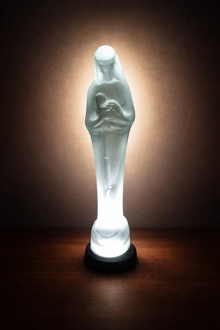 Een beeld met een verhaal 1 Glazen Madonna Uiterwaal